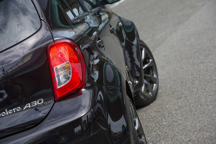 90mm拡幅された前後のトレッドに合わせて張り出したフェンダー。オーテックが誇る、ボディーワークの“匠（たくみ）”の手によるものだ。