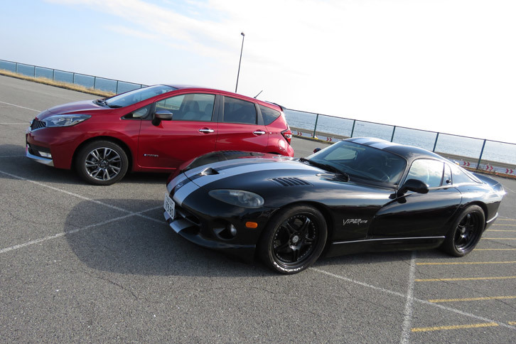 元祖・もてないカーマニアこと小鮒康一氏の「日産ノートe-POWER X モード・プレミア」と「バイパー」。周囲には「余裕の勝利」と思われたようですが、実は全開加速だと1→2速へのギアチェンジが決まらず、本番では「アクセル緩め＋早めのシフトアップ」で勝負する羽目に。正直、焦りました。