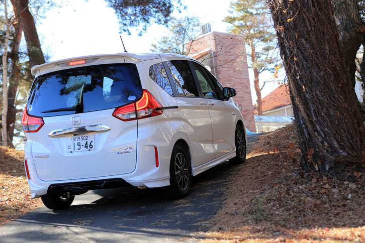 リアには、専用ロアスカートやテールゲートスポイラーなどが装着される。ロアスカートはディフューザー形状となっている。