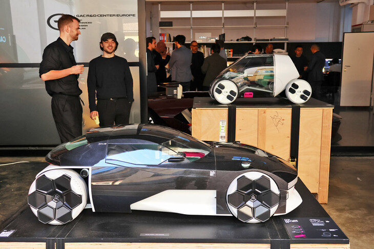 広州汽車集団（GAC）は前年同様、常設の欧州R&Dセンターを開放した。今回は「カーカルチャー・プロジェクト#3」と名づけられた連作コンセプトカーのスケールモデルを提示。手前は「シティーラン（CITY_RUN）」。後方は「シティーポッド（CITY_POD）」。