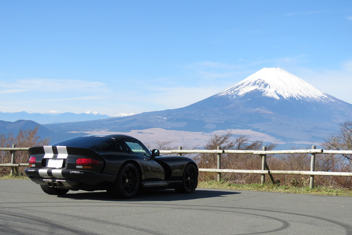 芦ノ湖スカイラインは三国峠の駐車場より富士山を拝見。この日の午後は雲が少なく、写真の通り絵に描いたような富士山を拝むことができた。