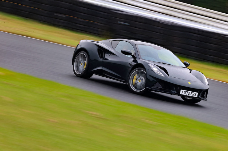 「スポーツシャシー」が選択できるのは「ロータスドライバーズパック」装着車のみ。同オプションを装着車したV6・MT仕様には、クワイフ製ATBヘリカルLSDも装備される。