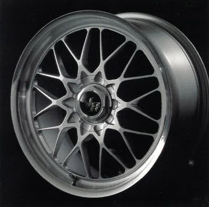 1994年に登場し、30年が経過したいまでも不朽の名作といわれる、ボルクレーシングの「Gr.A Evolution IV（グループAエボリューションIV）」。スポーツカーに限らず、セダンを含む幅広い車種に合う逸品として人気を博した。