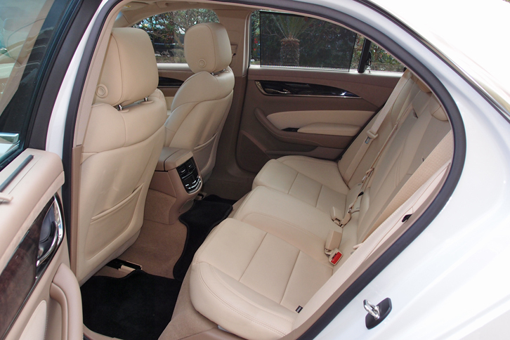 後席はシートヒーター付き。身長163cmの筆者が腰掛けると、ひざから前席の背もたれまでは20cm以上の空間ができた。