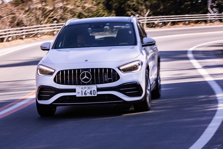 専用の4輪駆動システム「AMG 4MATIC」を搭載する「AMG GLA35 4MATIC」。トルクは前後100：0から50：50の範囲で連続可変配分される。