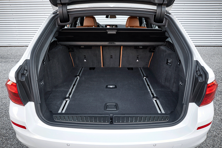 トランクルームの容量は、5人乗車時で570リッター、後席を倒した状態で1700リッター。テールゲートを開けると、自動でトノカバーも開く。（写真をクリックすると、シートの倒れる様子が見られます）