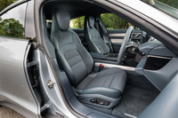 試乗車に装備されていた14wayの電動調整機構付きコンフォートシート。よりホールド性の高いアダプティブスポーツシートも用意される。