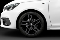 10本スポークデザインの18インチブラックアロイホイール。