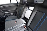 後席の背もたれにはスキーホールを設置。4人乗車したうえで長尺物が積み込める。