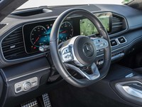 2つの12.3インチディスプレイをはめ込んだダッシュボードは、最新のメルセデス・ベンツ車に共通するデザイン。対話型インフォテインメントシステム「MBUX」も備わる。