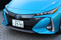 「プリウス」とはデザインが大きく異なるフロントまわり。片側4灯のヘッドランプの一部には、FCV「ミライ」と同じパーツが使われている。