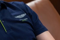 アストンマーティンのレーシング部門は、グリーンをイメージカラーとして使用。同ワークスチームのユニフォームや、アストンマーティンのディーラー等でアクセサリーとして販売されるファッションアイテムは、英国のメンズブランド、ハケットロンドンとのコラボレーションによるものだ。