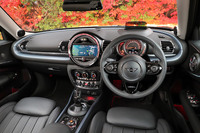 今回の試乗車には、専用の革巻きステアリングホイールやレザーシート、18インチアルミホイールなどからなる、お値段56万8000円（！）のオプションパッケージ「MINI Yours Style」が採用されていた。