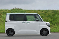 エクステリアはルークスのネーミングの由来である「Roomy×Max」をコンセプトに刷新。“かどまる四角”をキーワードとしたデザインを内外装に取り入れている。