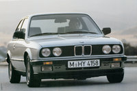 BMWのエントリーモデルとして1975年に登場した「3シリーズ」。日本で人気を博したのは「E30」と呼ばれる2代目で、1982年にデビューした。
