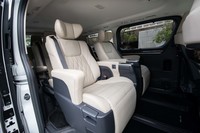 ブラックのほか、ニュートラルベージュのシートカラーも選択可能。ご覧のように、インテリアの印象も大きく変わる。