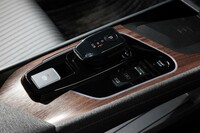 ウッド調パネルが貼られたセンターコンソールはフローティング構造。ブリッジの助手席側ではファブリックが省かれている。