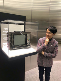 ソニーシティ大崎に展示されたトリニトロン方式テレビ1号機「KV-1310」（1968年。許可を受けて撮影）と。少年時代のわが家にこの派生機があったので、ことさら感慨深かった。