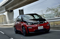 「i3」の駆動方式はRR。前後軸間のフロア下にはバッテリーが敷きつめられており、車体後方に搭載されるモーターで後輪を駆動する。