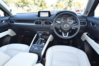 インパネは水平基調の造形。新型にはコンバイナー式ではなくフロントガラス照射式のヘッドアップディスプレイが付く。