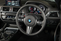 左側のステアリングスポークには、エンジンマッピングやパワーステアリングの好みの設定を記録・呼び出しできるスイッチが備わっている。