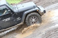 取材当日はまさかの雨！ ヨコハマのスタッフに「わざわざコースの一部に泥濘路を用意していたのに、（コース全体が水びたしになってしまったので）意味がなくなっちゃいましたね」と言わしめるほどの“マッドテレイン日和”となった。