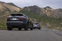 「E-PACE R-DYNAMIC HSE PHEV P300e」（写真奥）は一充電で68km、「F-PACE R-DYNAMIC HSE P400e」（同手前）も同68kmのEV走行が行える。（EV走行換算距離はいずれもWLTCモード）