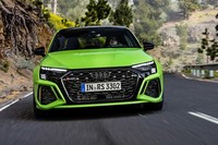 新型「アウディRS 3スポーツバック／RS 3セダン」デビュー　走行性能がさらに向上の画像