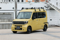 ホンダアクセスが手がける純正アクセサーでカスタマイズされた「N-VAN e： FUN」。「AC外部給電器（Honda Power Supply Connector）」と組み合わせることで、AC100V（最大出力1500W）の電器製品が使用できる外部電源入力キットがオプション設定されている。