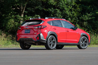 こちらは225/60R17サイズのタイヤを履く標準グレード。フロントグリルバーやルーフレールがブラック塗装となり、フルLED式ヘッドランプもオプション扱いとなる。