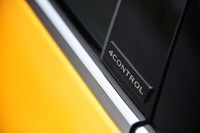 「メガーヌR.S.」の4輪操舵システム「4コントロール」は、優れた旋回性と走行安定性を両立させる。写真はBピラー部に添えられたエンブレム。