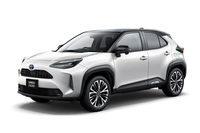 「トヨタ・ヤリス クロス ハイブリッドZ」の車両本体価格は258万4000円（FF車）。写真のボディーカラー「ブラックマイカ×ホワイトパールクリスタルシャイン」は有償色で、これにステアリングヒーターやアクセサリーコンセントを……などとオプションを追加していくと、あっという間に価格は300万円を超えてしまう。