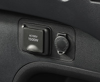 「RAV4 PHV」は最大1500W（100V）の外部給電機能を全車に標準装備しているのも特徴だ。エンジンを回しながらの発電であれば、ガソリン満タン状態から約3日間電力を供給できるという。