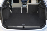 荷室の容量は5人乗車時で610リッター。後席を倒すことで、最大1800リッターにまで拡大できる。