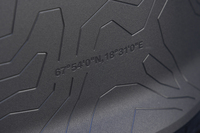 ブラックのパネルに近寄ってみる。スウェーデン北部、北極圏にあるケブネカイセ山脈の地形図にインスピレーションを得たというグラフィックが刻まれている。