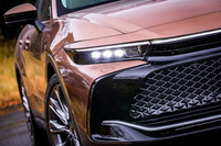 「G“アドバンスト・レザーパッケージ”」グレードには、4眼LEDヘッドランプとLEDクリアランスランプ、センターランプ点灯機能付きLEDデイライト、LEDフロントターンランプ、ヘッドランプクリーナーがセットで標準装備される。