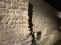 その旧市街の地下には、古代ローマと中世の遺跡が今も眠っている。