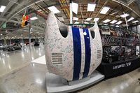 誰のものかは分からないが、一面にサインが書かれたフロントカウル。前回紹介したとおり、日本ではこれ1枚交換するだけで300万円するそうな。オークションではいくらで落札されたのかな？