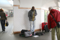 バスティーユ駅でサックス＆ボーカルを披露していたエティアン・アルサミア氏（写真中央）。
