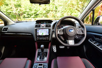 ビルトインナビ（オプション）のサイズが8インチへ、その上部のマルチファンクションディスプレイのサイズが5.9インチへそれぞれ大型化されている。