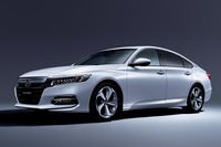 新型「ホンダ・アコード」発売　ラインナップはハイブリッドのFF車のみの画像