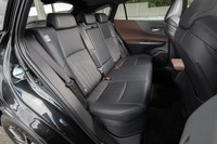 リアシートは6：4の分割可倒式。前席同様、落ち着いた包まれ感のある空間となっている。