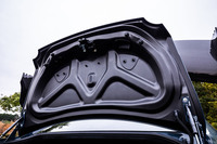 UVカットの耐候性クリア塗装が施されたカーボン製のトランクリッドも「NISMO」専用のアイテム。アルミ製の同型製品よりも、約4kg軽く仕上げられている。