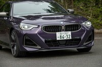 三角形のヘッドランプが主張するいっぽうで、横長のキドニーグリルは最新のBMWとしてはだいぶ控えめなサイズだ。