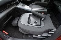 助手席を前にたたむことで長尺物の収納に対応する。アームレストがセンターコンソールに干渉するが、簡単に取り外しできる。