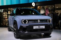 「ルノー4 E-Tech」は、「シトロエン2CV」と並ぶ戦後の国民車「ルノー4」をモチーフにした全長4140mmの電動SUV。2025年初頭の発売予定で、価格は3万〜3万5000ユーロ。フランス北部のモーボージュ工場で生産される。