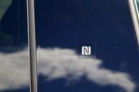 BピラーにはNFCリーダーが内蔵されており、専用アプリをインストールしたスマートフォンをかざすだけでアンロックできる。