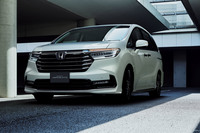 「ホンダ・オデッセイ」はマイナーチェンジでボンネットが厚くなり、フロントグリルが大きくなった。