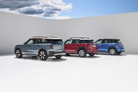 歴代の「MINIカントリーマン」。写真左が3代目に進化した新型「MINIカントリーマン」で、日本には「MINIカントリーマンC」「MINIカントリーマンD」「MINIカントリーマンS ALL4」「MINIジョンクーパーワークス カントリーマン」の4モデルが導入される。