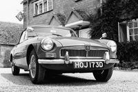 1960年代から1970年代にかけて活躍した「MGB」。パワフルな直6エンジンやV8エンジンを搭載したモデルも販売された。（写真＝Newspress）